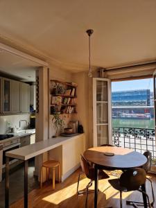 Bright apartment - canal view