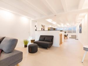 Prora - Exklusive Ferienwohnung mit zwei Balkonen, Meerblick, E-Ladestation, Strandkorb am Strand und Waschmaschine - Frühlicht