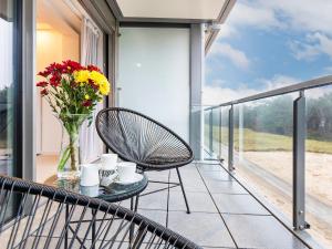 Prora - Exklusive Ferienwohnung mit zwei Balkonen, Meerblick, E-Ladestation, Strandkorb am Strand und Waschmaschine - Frühlicht