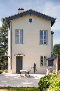 Harmonie - Spacious house with pool in Oullins