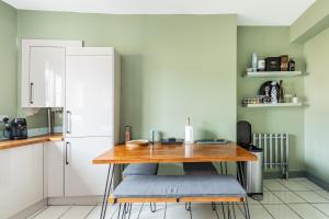 Hotwells Apartment - Stylish Retreat with Free parking