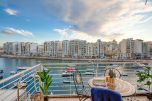 Seafront apartment in picturesque Spinola Bay