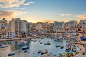 Seafront apartment in picturesque Spinola Bay