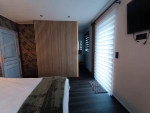 A lombre de la chapelle