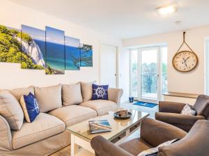 Prora - Ferienwohnung mit Dachterrasse, Balkon, 2 Strandkoerben am Strand und Waschmaschine - Kingfisher