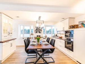 Prora - Ferienwohnung mit Dachterrasse, Balkon, 2 Strandkoerben am Strand und Waschmaschine - Kingfisher