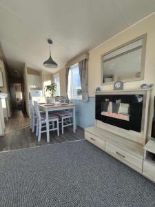 3 Bedroom Caravan with Sun Deck & Parking