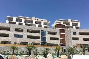 Superb two-bedroom apartment with golf course views - Marina