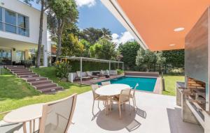 Luxurious Villa Orange Charm Privacy, Comfort, and Scenic Beauty