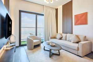 STAY BY LATINEM Luxury 1BR Holiday Home CB 3814 Near Burj Khalifa