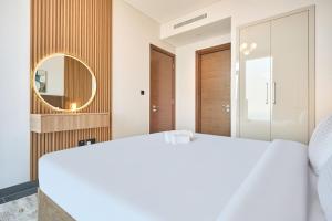 STAY BY LATINEM Luxury 1BR Holiday Home CB 3814 Near Burj Khalifa