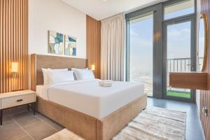 STAY BY LATINEM Luxury 1BR Holiday Home CB 3814 Near Burj Khalifa