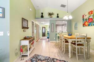 Goin Coastal, 3 min walk to the beach