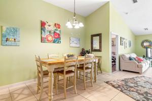 Goin Coastal, 3 min walk to the beach