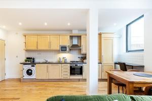 Stylish Two Bed Near London Bridge