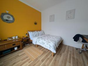 R1 - Bright Quiet Double - City & Beach Access, WIFI, Free Parking - Self Catering