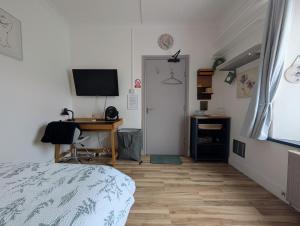 R1 - Bright Quiet Double - City & Beach Access, WIFI, Free Parking - Self Catering