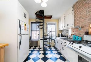 Charming 3-Bedroom Apartment in Midtown West