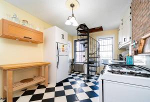 Charming 3-Bedroom Apartment in Midtown West
