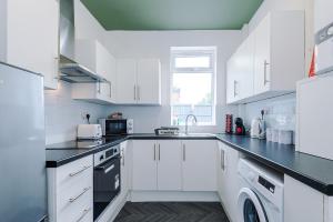 Spacious 3 Bed in Manchester by 53 Degrees Property, Perfect for Group Stays, Sleeps 8 with Free Parking!