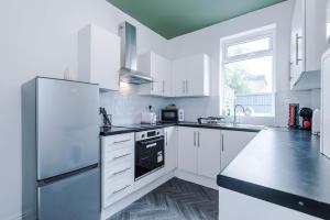 Spacious 3 Bed in Manchester by 53 Degrees Property, Perfect for Group Stays, Sleeps 8 with Free Parking!