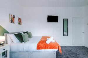 Spacious 3 Bed in Manchester by 53 Degrees Property, Perfect for Group Stays, Sleeps 8 with Free Parking!