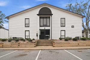 Stylish unit with smart layout & light