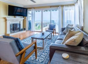 Ocean View Penthouse 2 Bdrm 2 Bath w garage 2 Blocks to sand