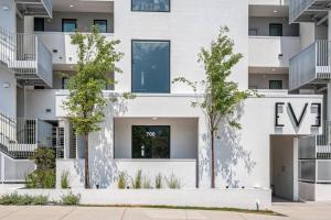 Upscale Riverview Condo with Garage plus Walk to Downtown