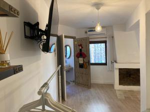 Habitación amplia y tranquila con baño privado en piso compartido