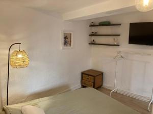 Habitación amplia y tranquila con baño privado en piso compartido