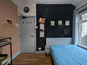 R3 - Cozy Small Double - City & Beach Access, WIFI, Free Parking, Bus Stop 50ft From House - Self Catering