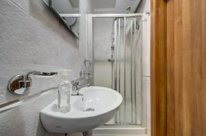 Central, spacious apartment with Sea Views