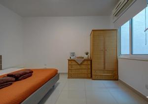 Central, spacious apartment with Sea Views