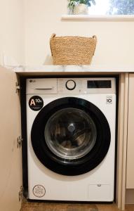 Beautiful 4-Bed Home - Gated Parking with EV Charging - Garden