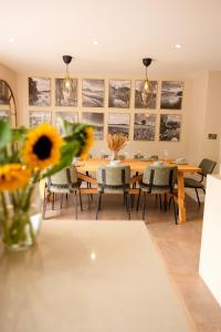 Beautiful 4-Bed Home - Gated Parking with EV Charging - Garden