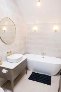 Beautiful 4-Bed Home - Gated Parking with EV Charging - Garden