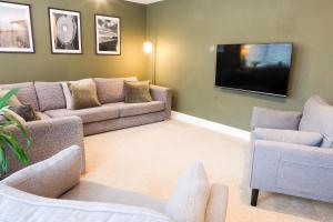 Beautiful 4-Bed Home - Gated Parking with EV Charging - Garden