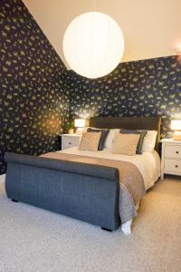 Beautiful 4-Bed Home - Gated Parking with EV Charging - Garden