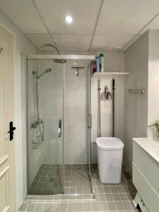 2 bedroom apt walking distance to the beach