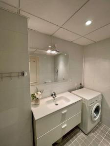 2 bedroom apt walking distance to the beach