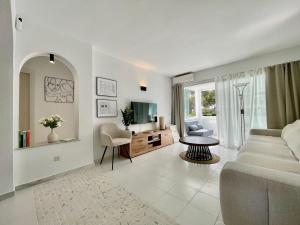 2 bedroom apt walking distance to the beach