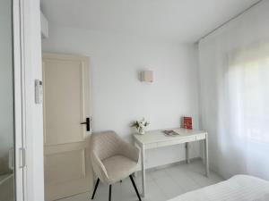 2 bedroom apt walking distance to the beach