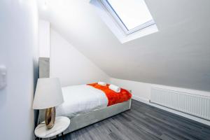 Modern 2BR Flat Steps from Cardiff Pubs & Town