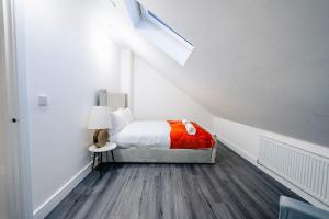 Modern 2BR Flat Steps from Cardiff Pubs & Town