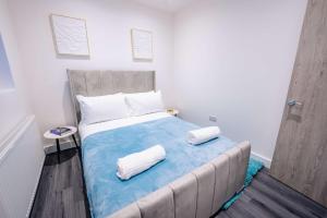 Modern 2BR Flat Steps from Cardiff Pubs & Town