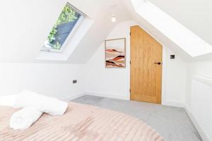 Newport Modern Cozy Home Sleeps 8 with Free Parking