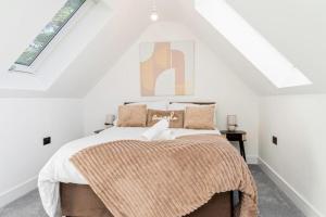 Newport Modern Cozy Home Sleeps 8 with Free Parking