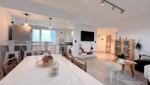 Depto Angel - Vista al Mar Punta Mogotes Para 4 personas Con cochera - Hola Sur