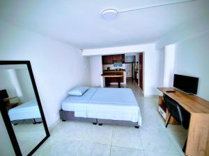 Apartaestudio en 1er piso, San Fernando, con grandes ventanales y vista a la calle, tranquilo, fresco, 2 camas dobles, se permite alojar desde 1 a 4 personas, muy cerca al Estadio, Parque del Perro, Clínica Imbanaco y demás sitios turísticos de Ca